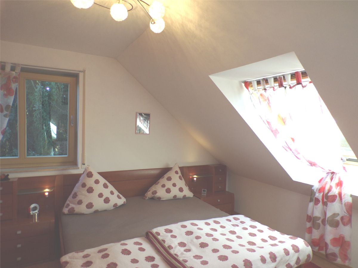 Schlafzimmer mit 2 Fenster - NEXT Immobilien