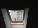 Schrägdachfenster im kleinen Schlafzimmer