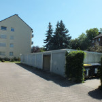 Haus von der Seite mit Garagenhof