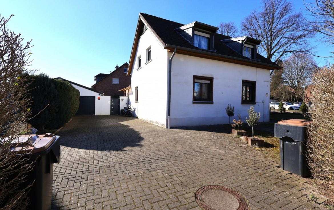 Nebeneinfahrt Garage