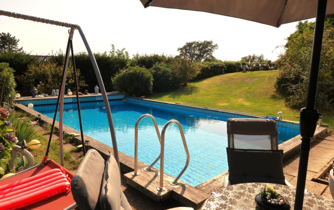 Nebenterrasse am Pool