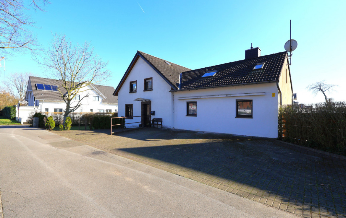 Hausansicht mit Stellplätzen