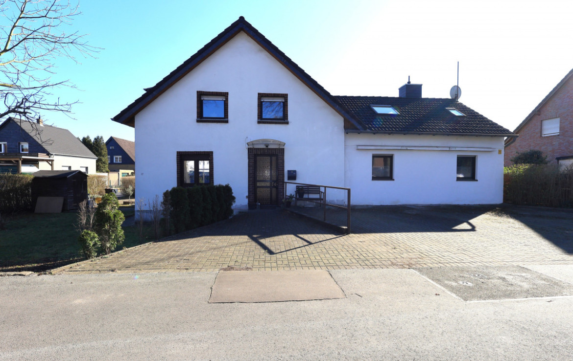 Hauseingang mit Stellplätzen