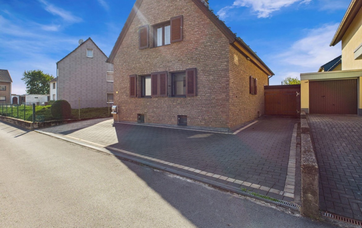Hausfront mit Garage