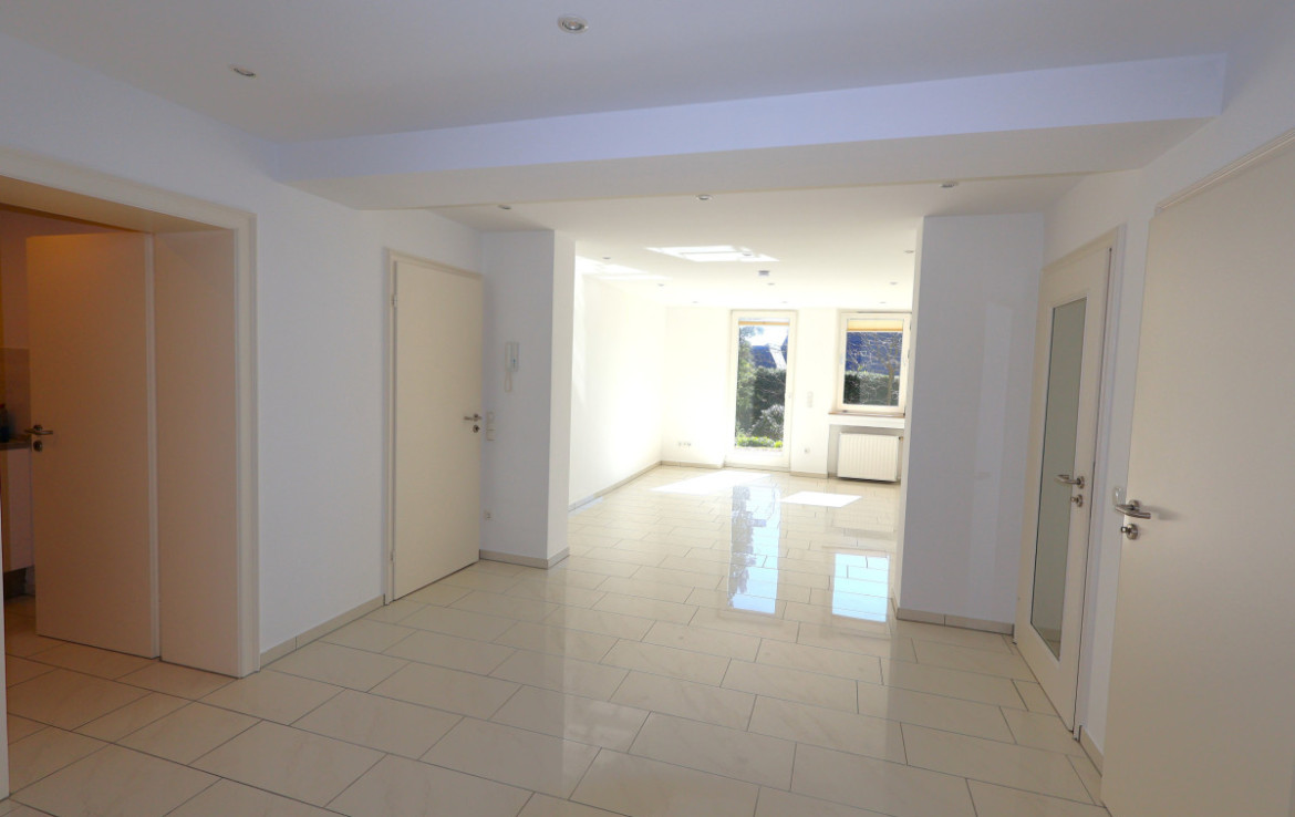 Wohnbereich von Essbereich