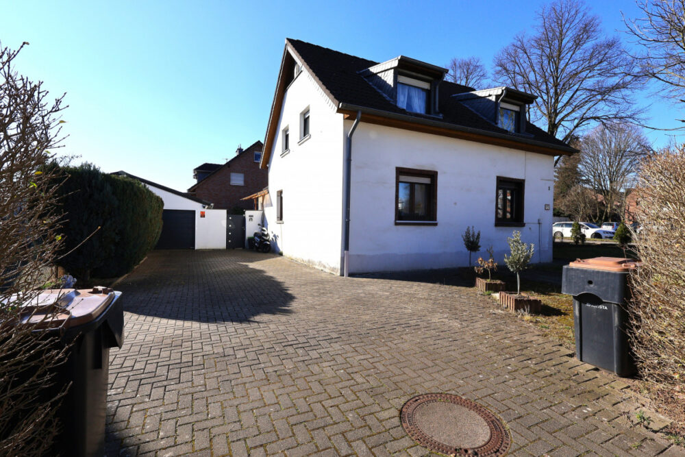 Nebeneinfahrt Garage