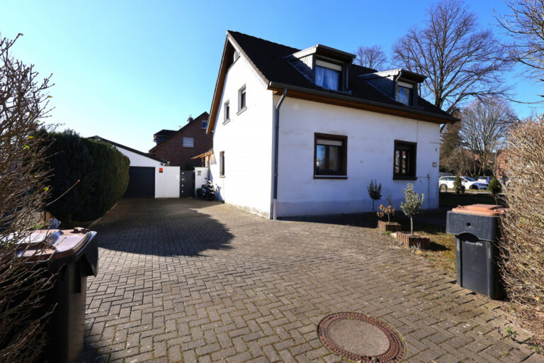 Nebeneinfahrt Garage