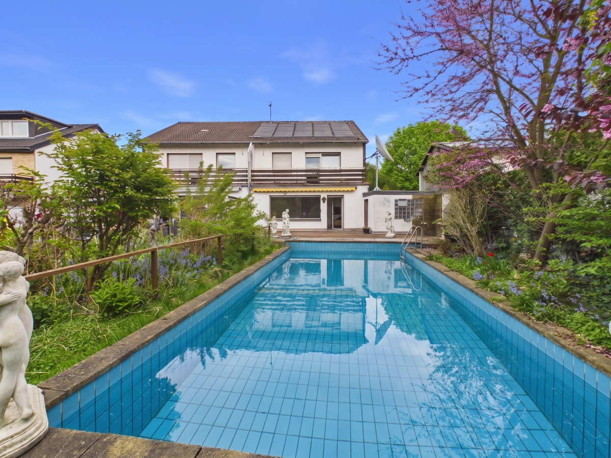 Beispiel Pool Rückseite KI