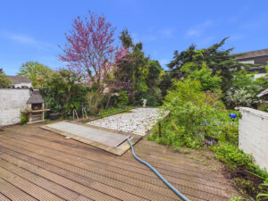 Von Terrasse auf Pool