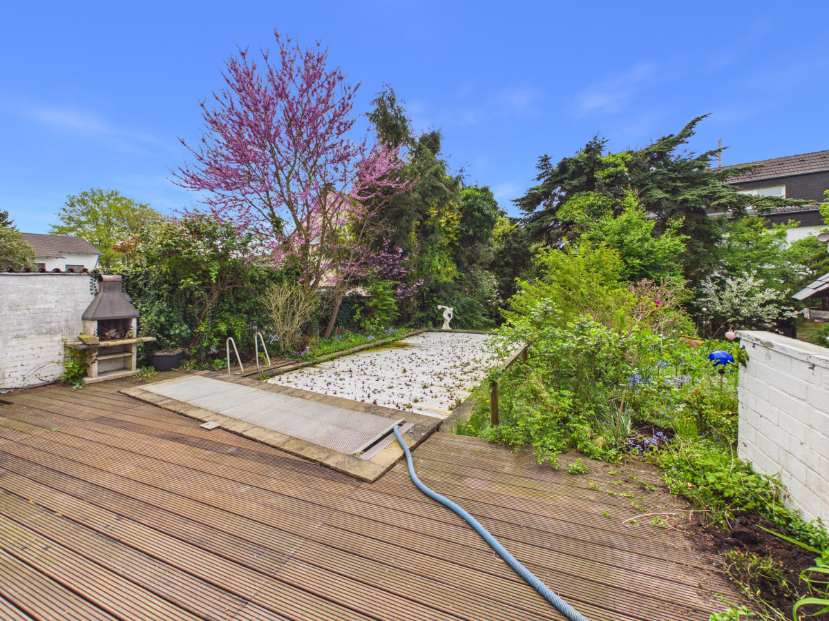 Von Terrasse auf Pool