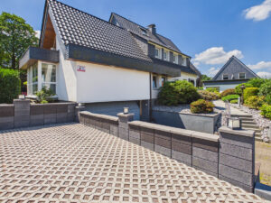 Haus mit Stellplätzen