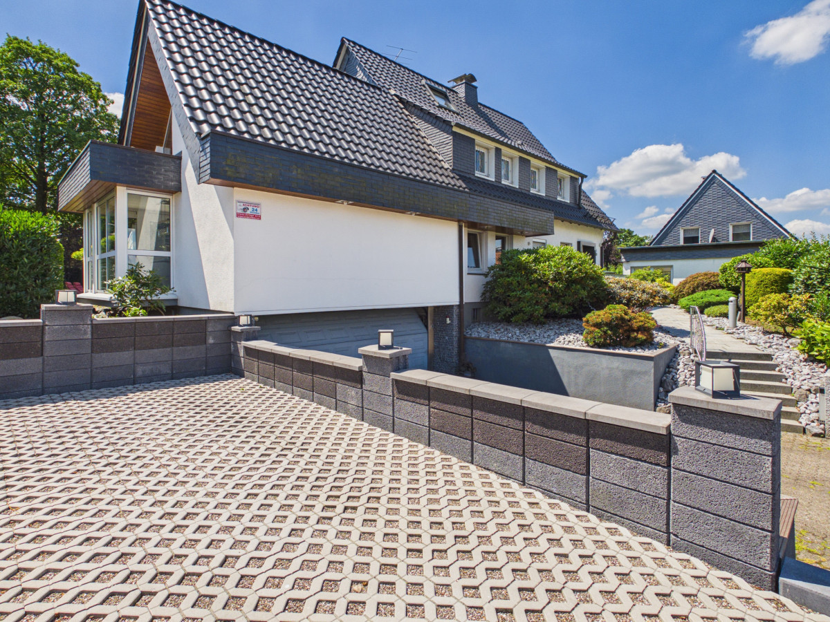 Haus mit Stellplätzen